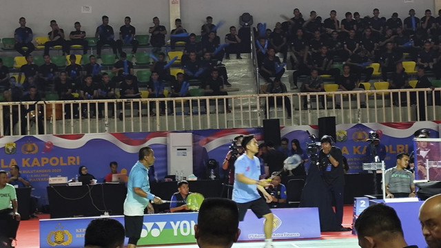 Kapolri Jenderal Listyo Sigit Prabowo-Marcus Gideon melawan Menteri ESDM Bahlil Lahadalia-Adrian Pratama dalam laga bulutangkis Piala Kapolri di GOR UNJ, Jakarta Timur, Minggu (6/7/2025). Foto: Jonathan Devin/kumparan