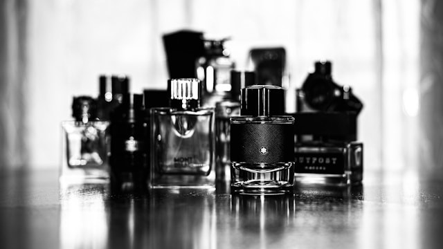 Ilustrasi parfum isi ulang pria yang disukai wanita. Sumber: unsplash.com/Nolan Kent