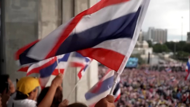 Para demonstran berkumpul di kota Bangkok menuntut pengunduran diri Perdana Menteri Paetongtarn Shinawatra, pada Sabtu 28 Juni 2025. (Foto: YouTube/Reuters)