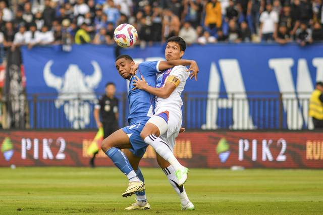 Pemain Persib Bandung Uilliam Barros (kiri) berebut bola dengan pemain Port FC Tanaboon Kasarat (kanan) saat pertandingan Piala Presiden Grup B di Stadion Si Jalak Harupat, Bandung, Jawa Barat, Minggu (6/7/2025). Foto: Raisan Al Farisi/ANTARA FOTO