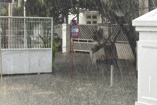 Banjir di Jalan Tebet Barat I, Tebet, Jakarta Selatan, Minggu (6/7/2025). Foto: Abid Raihan/kumparan