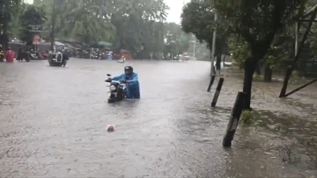 Suasana banjir di Jalan DI Panjaitan, Jakarta Timur, Minggu (6/7/2025). Foto: X/ @TMCPoldaMetro