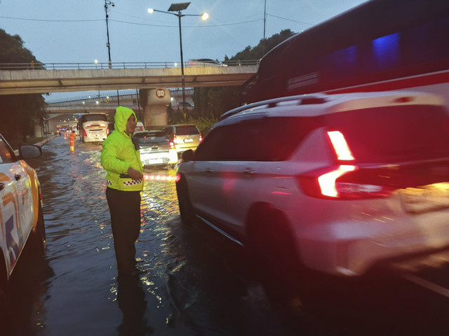 Suasana Tol Cawang km 00-200 arah Jatibening terpantau padat dikarenakan adanya genangan setinggi 30 cm dan hanya 2 lajur yang dapat dilalui pada Minggu (6/7/2025). Foto: X/ @TMCPoldaMetro