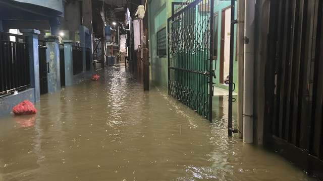 Banjir masih menggenangi RW 07 Kelurahan Bidara Cina, Jakarta Timur, Minggu (6/7/2025). Foto: Fadhil Pramudya/kumparan