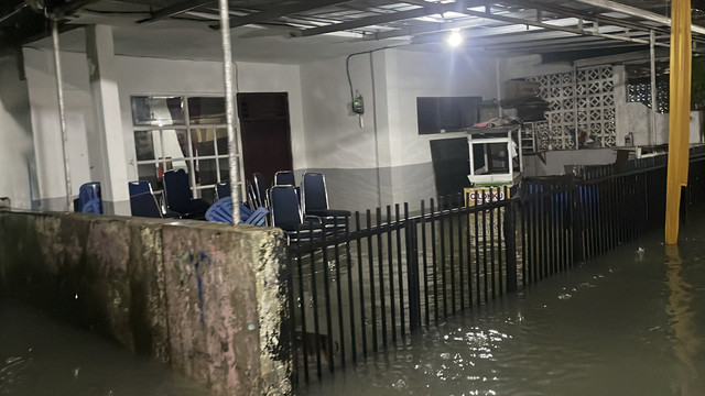 Banjir masih menggenangi RW 07 Kelurahan Bidara Cina, Jakarta Timur, Minggu (6/7/2025). Foto: Fadhil Pramudya/kumparan