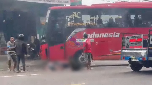 Kecelakaan lalu lintas di Jalan Raya Bojonegoro-Babat, turut Desa Pasinan, Kecamatan Baureno, Kabupaten Bojonegoro, Jawa Timur. Minggu siang (06/07/2025) (Aset: Istimewa)