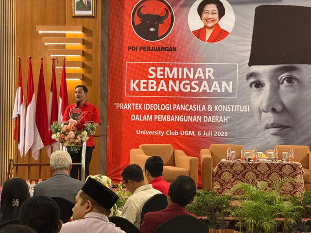 Ketua DPC PDI Perjuangan Kota Yogyakarta, Eko Suwanto, saat membuka Seminar Kebangsaan di UC UGM, Minggu (6/7). Foto: ESP