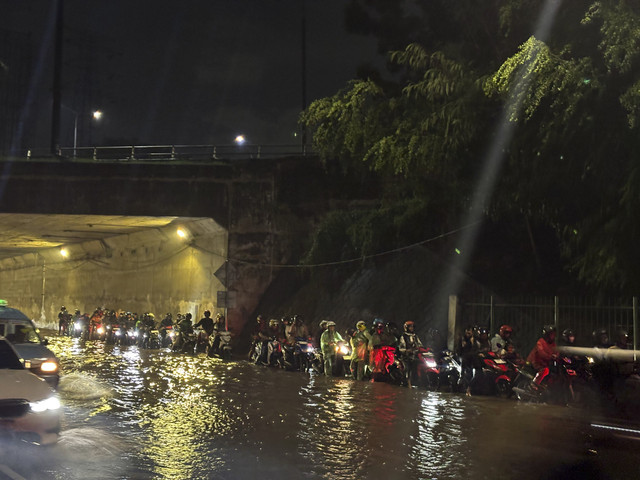 Banjir di terowongan Jalan DI Panjaitan, Jakarta Timur pada Minggu (6/7/2025). Foto: Abid Raihan/kumparan