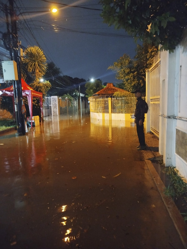 Banjir di perumahan Cimanggis Residence, Depok pada Minggu (6/7/2025). Foto: Dinas Pananggulangan Bencana Depok