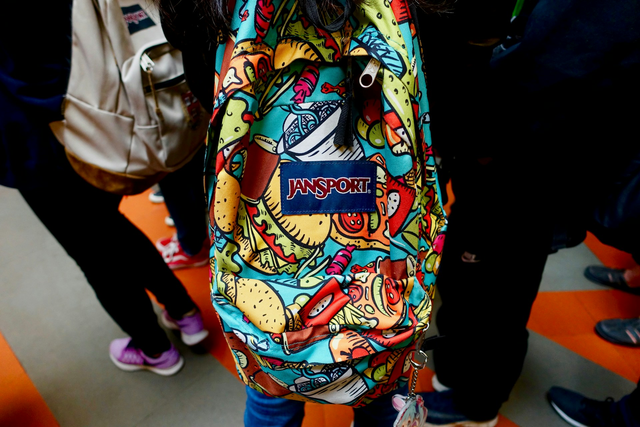 Ilustrasi Tas Sekolah anak SMP yang Keren. Foto: Unsplash.