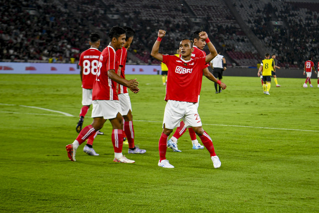 Pesepak bola Indonesia All Stars Rico Simanjuntak (kedua kanan) melakukan selebrasi bersama rekan setimnya usai mencetak gol ke gawang Oxford United FC saat pertandingan Piala Presiden 2025 di Stadion Gelora Bung Karno, Jakarta, Minggu (6/7/2025). Foto: Muhammad Adimaja/ANTARA FOTO