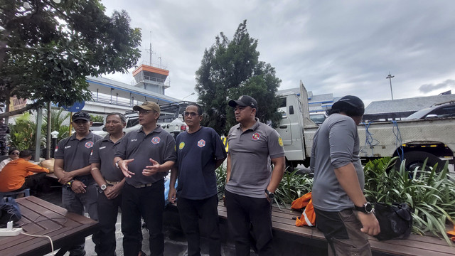 Indonesia Divers Rescue Team (IDRT), diterjunkan untuk membantu mencari korban KMP Tunu Pratama Jaya di Selat Bali. Foto: kumparan