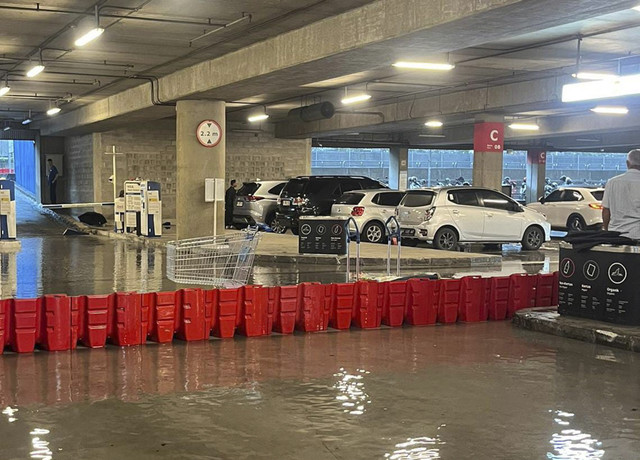 Parkiran IKEA di Tangerang terendam banjir. Foto: Dok. Istimewa