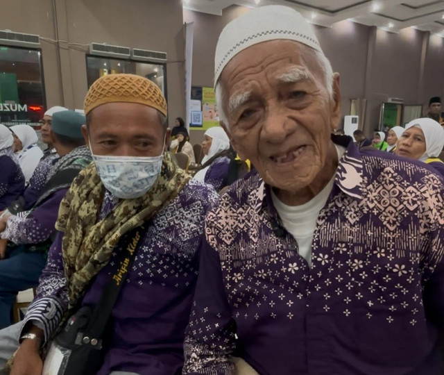Fatahula La Aba (kanan), jemaah haji yang berusia 104 tahun. Foto: Humas Kemenag Jatim 