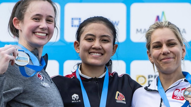 Kiri-ke-kanan: Emma Hunt, Desak Made, dan Aleksandra Miroslaw di podium speed putri IFSC Climbing World Cup (Kejuaraan Dunia Panjat Tebing) Krakow 2025 di Polandia, Minggu (6/7). Foto: Instagram @ifsclimbing