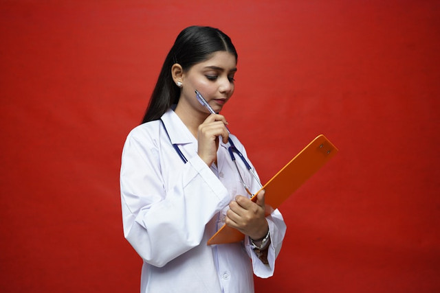 Ilustrasi Teori Hunter With a Scalpel. Unsplash.com/Fotos