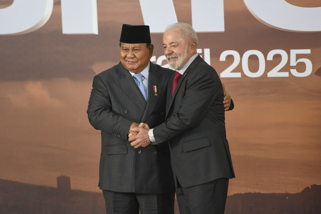Presiden Republik Indonesia Prabowo Subianto disambut langsung oleh Presiden Brasil Luiz Inacio Lula da Silva saat memasuki lokasi pelaksanaan KTT BRICS di Museum of Modern Art (MAM) Rio de Janeiro, Sabtu (6/7/2025). Foto: Dok. Tim Media Prabowo