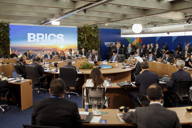 Presiden Republik Indonesia Prabowo Subianto dalam pembukaan sesi pertama KTT BRICS di Museum Seni Modern (MAM), Rio de Janeiro, Minggu (6/7/2025). Foto: Dok. Tim Media Prabowo
