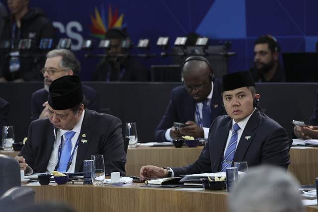 Sekertaris Kabinet Merah Teddy Indra Wijaya bersama Menko Bidang Perekonomian Airlangga Hartarto menghadiri hari pertama Konferensi Tingkat Tinggi (KTT) BRICS 2025 di Rio de Janeiro, Brasil, Minggu (6/7/2025). Foto: Muchlis Jr - Biro Pers Sekretariat Presiden