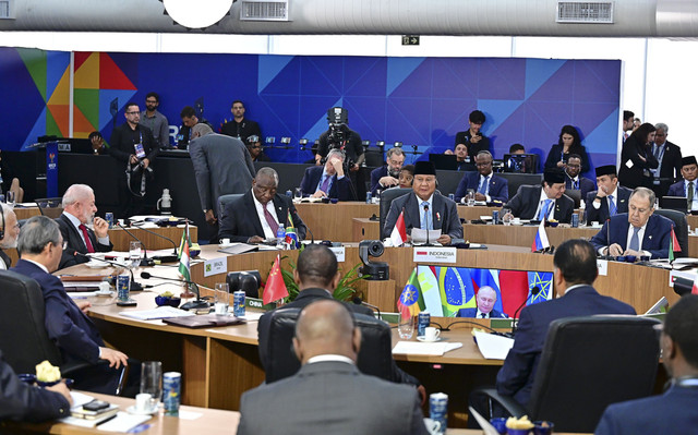 Presiden Prabowo Subianto bersama Sekertaris Kabinet Merah Teddy Indra Wijaya dan Menko Bidang Perekonomian Airlangga Hartarto menghadiri hari pertama Konferensi Tingkat Tinggi (KTT) BRICS 2025 di Rio de Janeiro, Brasil, Minggu (6/7/2025). Foto: Muchlis Jr - Biro Pers Sekretariat Presiden