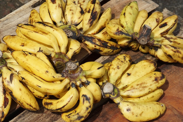 Ilustrasi Cara Mengiris Pisang Goreng. Unsplash/Alghozy