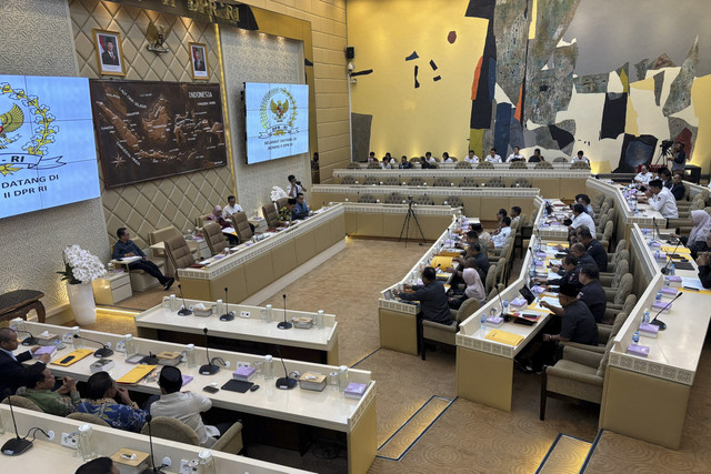 Rapat kerja Komisi II DPR RI bersama KPU RI dan Bawaslu RI di Kompleks Parlemen, Senayan, Jakarta, Senin (7/7/2025). Foto: Abid Raihan/kumparan