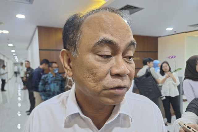  Menteri Koperasi Budi Arie Setiadi menjawab pertanyaan jurnalis saat ditemui di Kantor Kemenko Pangan, Jakarta Pusat, Senin (7/7/2025). Foto: Argya D. Maheswara/kumparan 