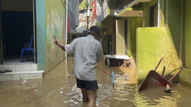Banjir di Kebon Pala RT/RW 013/04 dan RT/RW 011/05, Kampung Melayu, Jakarta Timur, Senin (7/7/2025). Foto: Rayyan Farhansyah/kumparan