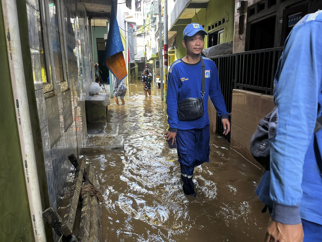 Banjir di Kebon Pala RT/RW 013/04 dan RT/RW 011/05, Kampung Melayu, Jakarta Timur, Senin (7/7/2025). Foto: Rayyan Farhansyah/kumparan