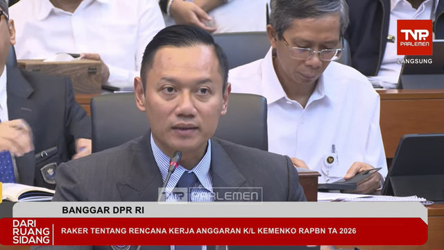 Menko Bidang Infrastruktur dan Pembangunan Kewilayahan RI Agus Harimurti Yudhoyono menyampaikan paparan saat rapat kerja Badan Anggaran DPR RI bersama Menteri Kabinet Merah Putih di Kompleks Parlemen, Senayan, Jakarta, Senin (7/7/2025). Foto: Youtube/ TVR Parlemen