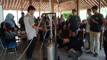 Pengabdian UMY Buka Peluang Baru Industri Minyak Atsiri di Semoyo, Gunungkidul