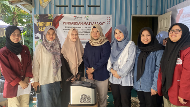 Dokumentasi Kegiatan Pengabdian Masyarakat di UMKM Yoghurt Sehati