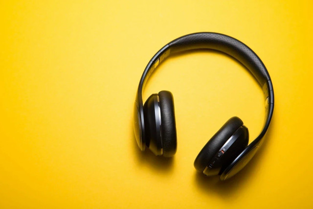Ilustrasi headphone over-ear terbaik. Foto: Unsplash