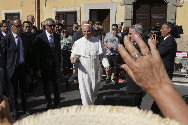 Paus Leo XIV tiba di rumah peristirahatan saat musim panas di Istana Villa Barberini, Castel Gandolfo, Roma, Italia, Rabu (2/7/2025). Foto: Andrew Medichini/AP Photo