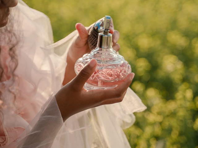 Ilustrasi rekomendasi parfum wanita fresh tahan lama. Sumber: pexels.com/RonLach.