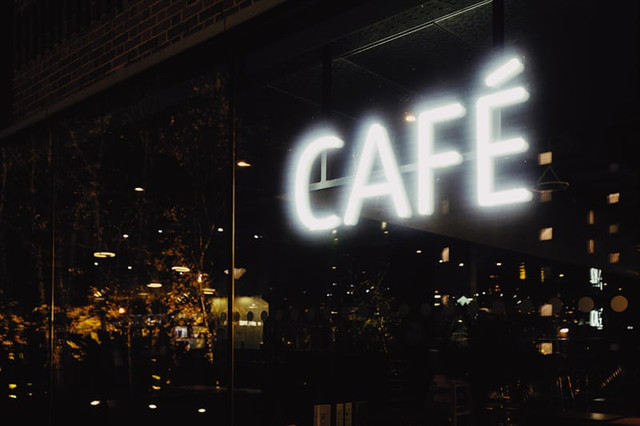 Cafe Live Music Bandung. Foto hanyalah ilustrasi bukan tempat sebenarnya. Sumber: Unsplash/Rumman Amin