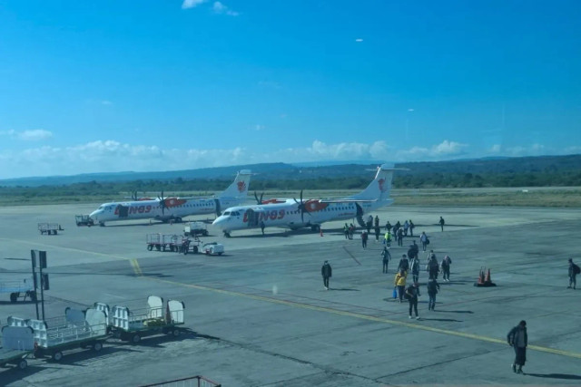 Sejumlah penumpang turun dari pesawat di Bandara El Tari Kupang, Senin (7/7/2025). ANTARA/Kornelis Kaha