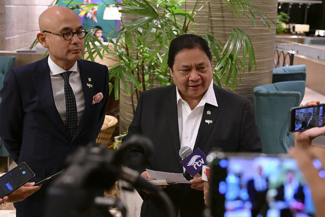 Menko Perekonomian Airlangga Hartarto dan Wamenlu Armanatha Nasir di Rio de Janeiro, Brasil, Minggu (6/7/2025). Foto: Muchlis Jr/Biro Pers Sekretariat Presiden