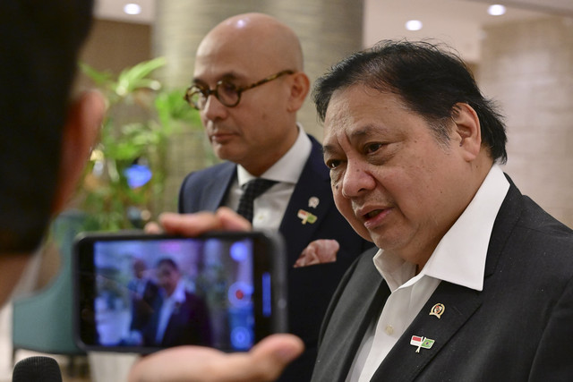 Menko Perekonomian Airlangga Hartarto dan Wamenlu Armanatha Nasir di Rio de Janeiro, Brasil, Minggu (6/7/2025). Foto: Muchlis Jr/Biro Pers Sekretariat Presiden