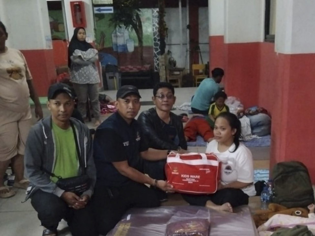 Kemensos mengirimkan bantuan bagi korban banjir di Jakarta Timur. Banjir merendam pemukiman penduduk sejak Minggu (6/7/2025) pukul 23.00 WIB akibat hujan deras.  Foto: Dok. Kemensos