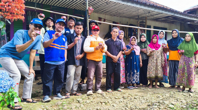 DT Peduli Bagikan Daging Kaleng untuk Warga Kp. Waspada, Ds. Buniwangi, Pagelaran, Cianjur (Sumber : DT Peduli)