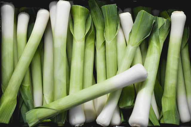 Ilustrasi Cara Mengiris Daun Bawang agar Tidak Menangis, Foto:Unsplash/Curated Lifestyle