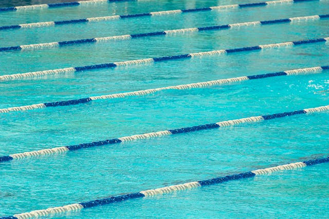 Harga tiket Kolam Renang Saiji. Foto hanya ilustrasi bukan sebenarnya. Sumber foto: Pexels/Jan van der Wolf