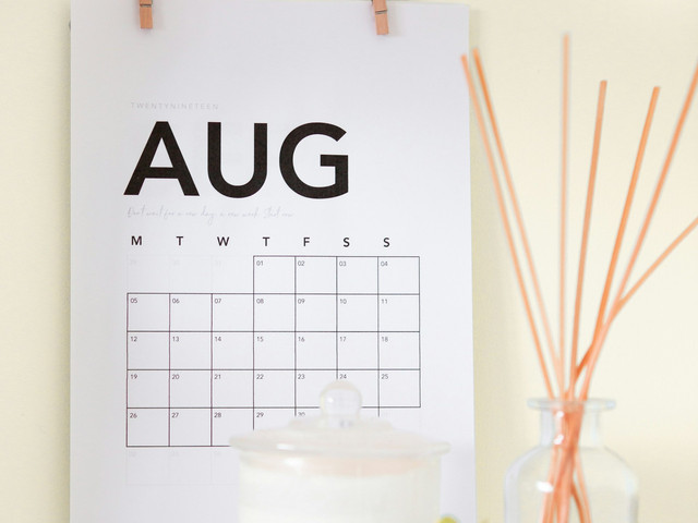 ilustrasi kalender agustus 2025 lengkap dengan tanggal merah. sumber: unsplash/maddi bazzocco