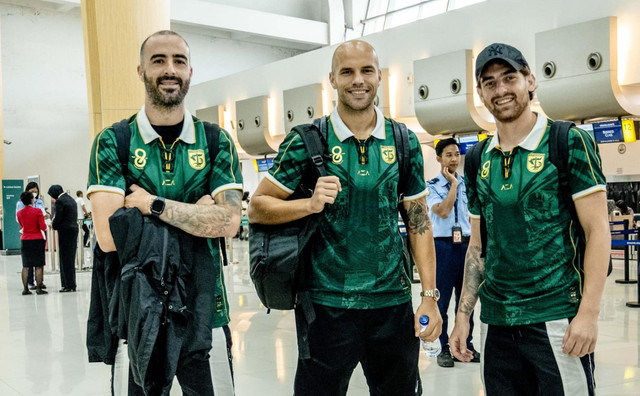 Para punggawa Persebaya saat akan bertolak ke Perth Australia. Foto: MO Persebaya 