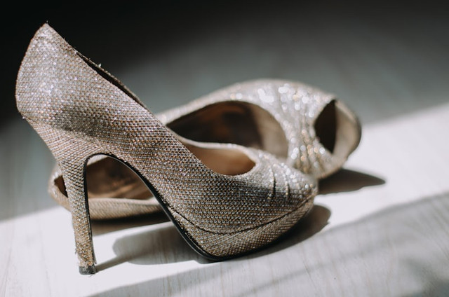 Ilustrasi Rekomendasi Heels Wanita. Sumber: unsplash/ Alex Hudson