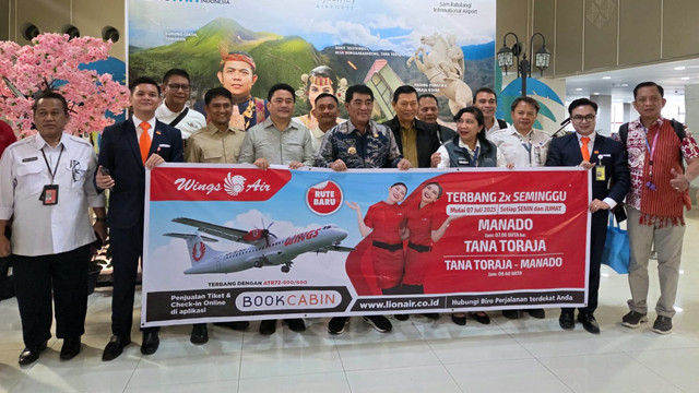 Gubernur Sulawesi Utara bersama dengan GM Angkasa Pura Bandara Sam Ratulangi serta perwakilan dari Wings Air, berfoto bersama pada momen penerbangan perdana rute Manado-Toraja, Senin (7/7).