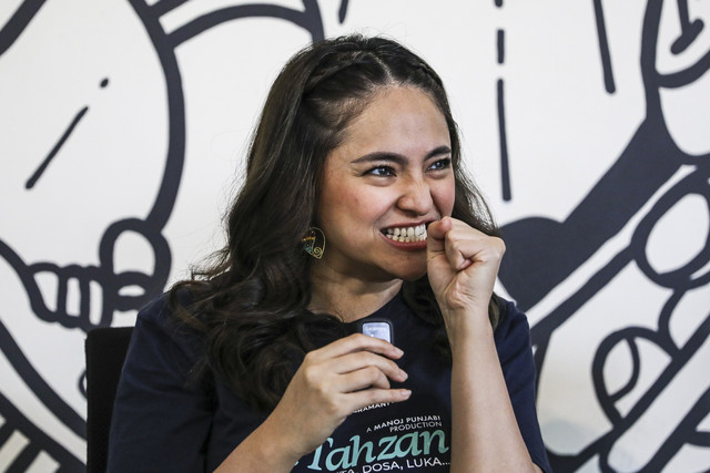 Pemeran film La Tahzan Marshanda menjawab pertanyaan wartawan saat berkunjung ke kumparan di Pasar Minggu, Senin (7/7/2025). Foto: Darryl Ramadhan/kumparan