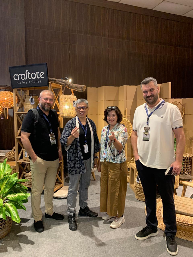 Pemilik Craftote, Thio Siujinata (kedua dari kiri) dan Rika Christina (kedua dari kanan) berhasil memasarkan kerajinan tangan ke pasar Jepang dan Kanada. Foto: Do. BRI