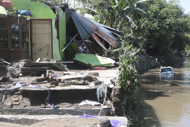 Bangunan rusak dan mobil terseret ke sungai pascabanjir di Mataram, NTB, Senin (7/7/2025). Foto: Dhimas Budi Pratama/ANTARA FOTO 